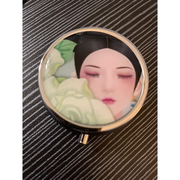 Pretty Asian Lady 3 Compartment Mirrored Purse Travel Vitamin Pill Box Compact - Picture 1 of 7